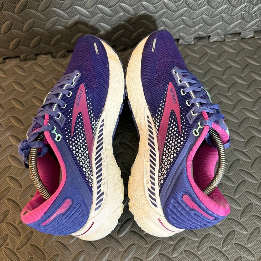 Brooks adrenaline GTS 22 Running Shoes Size 10 Navy / Yucca Pink